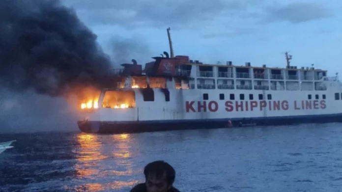 Φιλιππίνες: Μεγάλη φωτιά σε πλοίο με 65 επιβαίνοντες – (VIDEO)