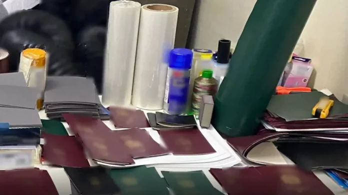 Άγιος Παντελεήμονας: Επεισοδιακή σύλληψη αλλοδαπών για πλαστογραφία – Είδε τους αστυνομικούς, πέταξε το τσαντάκι και άρχισε να τρέχει