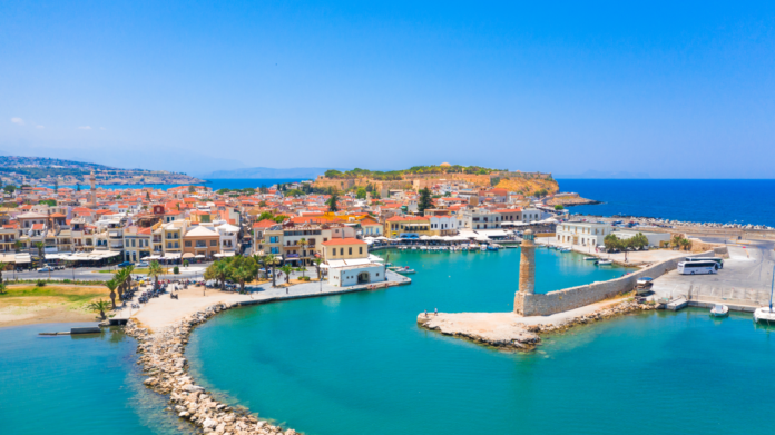 Κρήτη: Ξύπνησε γυμνή σε ξένο δωμάτιο και την έπιασε πανικός – Δύο συλλήψεις