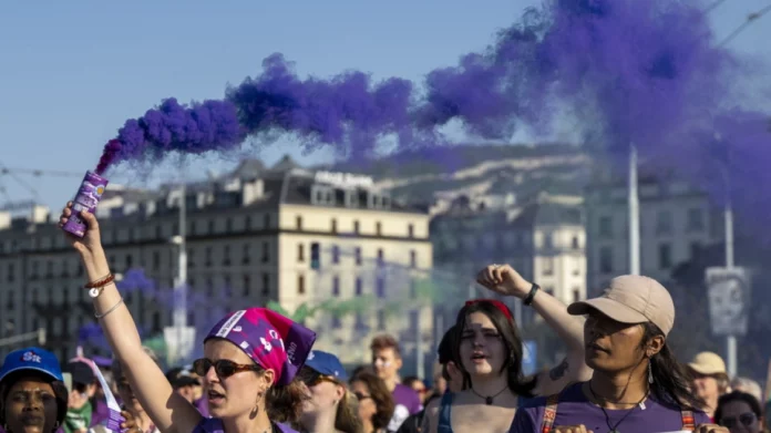 Ελβετία: Χιλιάδες γυναίκες σε «φεμινιστική απεργία» ενάντια στις μισθολογικές ανισότητες και τη σεξουαλική βία