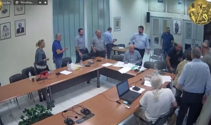 Χίος: Δημοτικός Σύμβουλος κατέρρευσε ενώ μιλούσε αλλά ούτε εκεί υπήρχε διαθέσιμο ασθενοφόρο