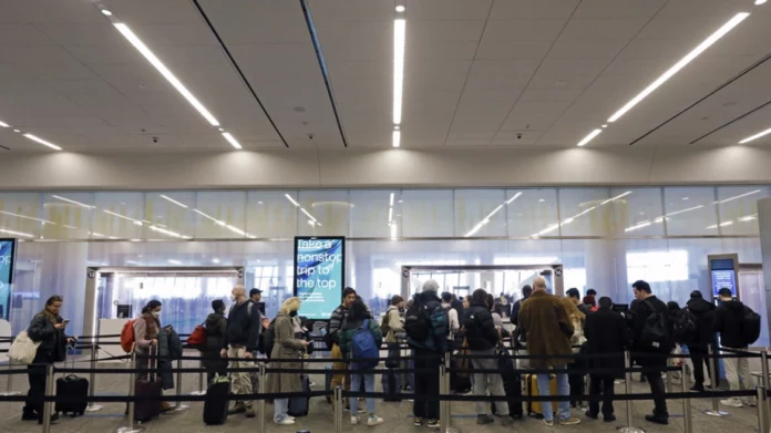 HΠΑ: Έντονες πλημμύρες και ανεμοστρόβιλοι καθηλώνουν τα αεροπλάνα στη Νέα Υόρκη