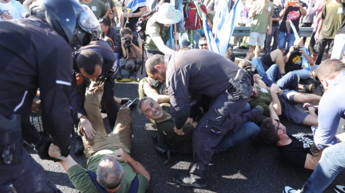 Πεδίο «μάχης» το Ισραήλ για την δικαστική μεταρρύθμιση - Χιλιάδες διαδηλωτές στους δρόμους, δεκάδες συλλήψεις