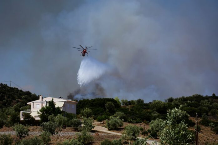 Φωτιά στο Λουτράκι – Επιχειρούν ισχυρές πυροσβεστικές δυνάμεις (VIDEO-ΦΩΤΟ)