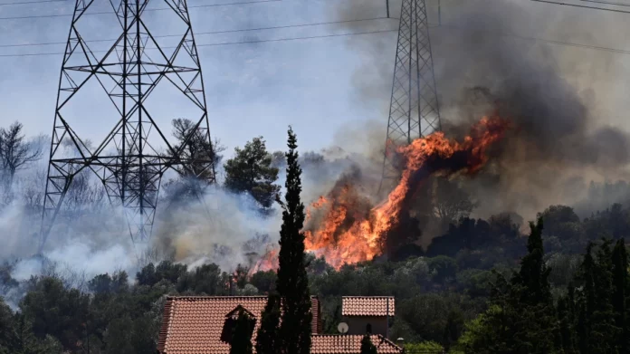 Φωτιά στον Κουβαρά: Από πυλώνα της ΔΕΗ ξεκίνησε η φωτιά, λέει ο δήμαρχος Σαρωνικού
