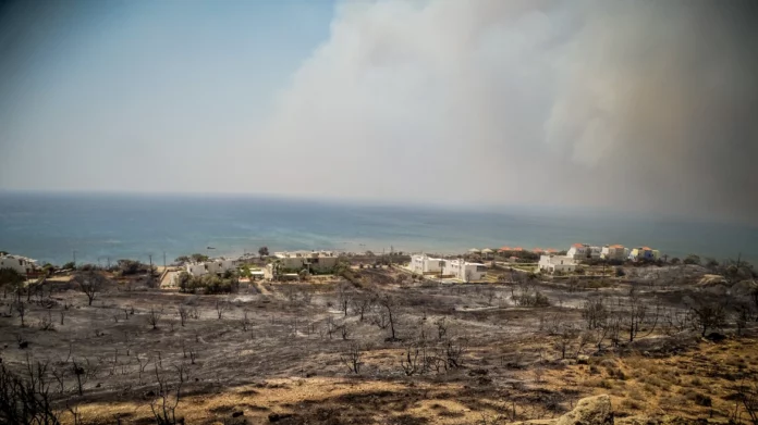 Φωτιά στη Ρόδο: Συνεδριάζει γερμανική ομάδα διαχείρισης κρίσεων για τα πύρινα μέτωπα