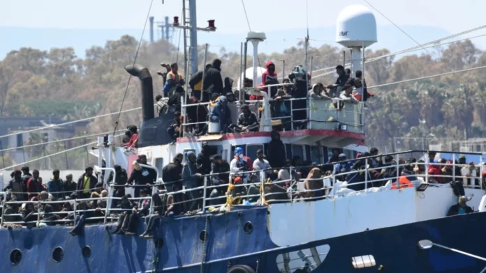 Διακινητές και ΜΚΟ: ΕΥΠ και Αρχή για το Ξέπλυμα ξεσκονίζουν την «πίτα» των 10 εκατ. ευρώ στη Λέσβο