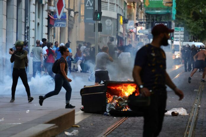 Γαλλία: Διαδηλωτές εισέβαλλαν σε έκθεση αυτοκινήτων και τα πήραν… όλα