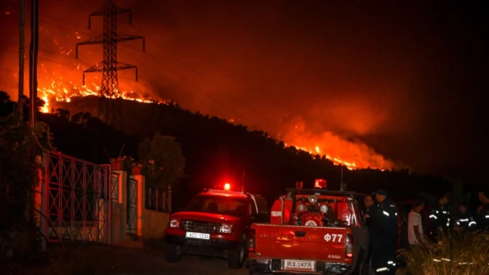 Φωτιά σε Κέρκυρα, Κάρυστο, Ρόδο: Συνεχίζεται η μάχη – Εκκενώθηκαν οικισμοί