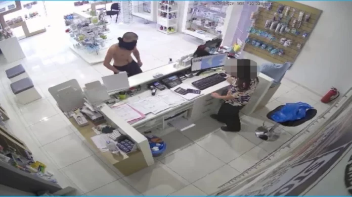 Τρόμος στη Βούλα: Ημίγυμνος ληστής με την απειλή μαχαιριού αρπάζει την είσπραξη από φαρμακείο (φωτο)