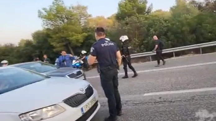 Εθελοντές του ΚΚΕ θέλουν να περάσουν μπλόκο της Αστυνομίας για να σβήσουν τη φωτιά στη Μάνδρα