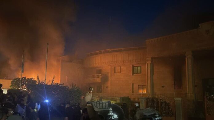 Ιράκ: Μια νέα καύση του κορανίου στην Στοκχόλμη οδήγησε στην πυρπόληση της σουηδικής πρεσβείας