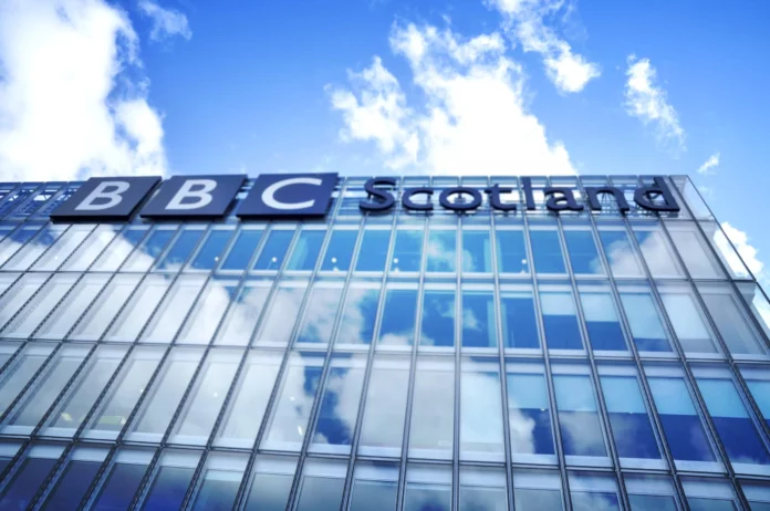 Σκάνδαλο στο BBC: Κορυφαίος παρουσιαστής κατηγορείται ότι πλήρωσε έφηβο για αισθησιακές φωτογραφίες