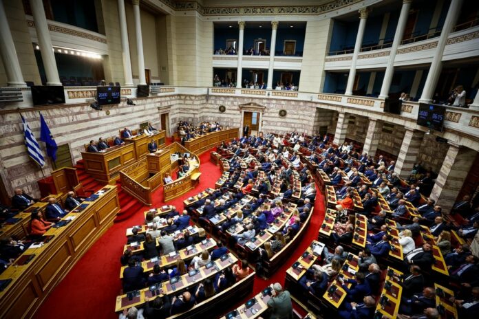 Ψήφος εμπιστοσύνης στην κυβέρνηση με 158 «ναι» των βουλευτών της ΝΔ – «Οχι» από 142
