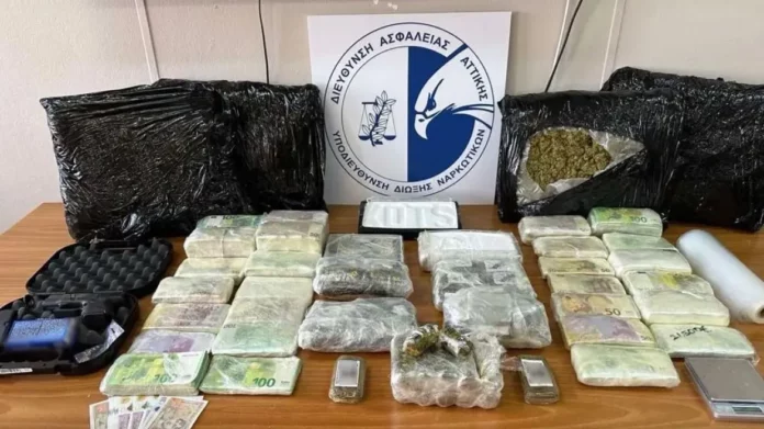ΕΛΑΣ: 41χρονος στην Αθήνα έκρυβε στην ντουλάπα του 10 κιλά ναρκωτικά, όπλα και χρήματα – Δείτε βίντεο