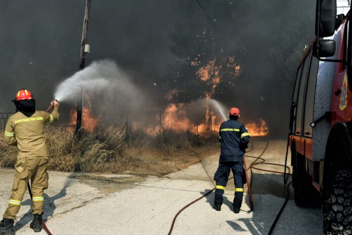 Λουτράκι: Αναζωπυρώθηκε το πύρινο μέτωπο στον Άγιο Χαράλαμπο – Διάσπαρτες εστίες στην Καλλιθέα