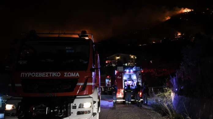 Φωτιές: Μάχη με τις αναζωπυρώσεις σε Ηλεία και Καστοριά – Στο «κόκκινο» έξι περιφέρειες την Κυριακή