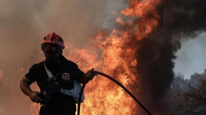 Φωτιές: Μάχη με τις αναζωπυρώσεις στη Δυτική Αττική, μαίνεται η πυρκαγιά στη Ρόδο