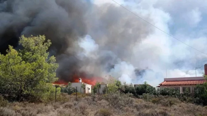 Φωτιά στο Λουτράκι: Εκκενώνεται το γηροκομείο «Ελπίς»