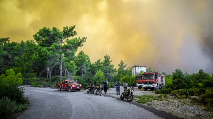 Φωτιά στη Ρόδο: Τα μέτρα για για τη διευκόλυνση των τουριστών – Ποιες πτήσεις αναχωρούν τις επόμενες ώρες