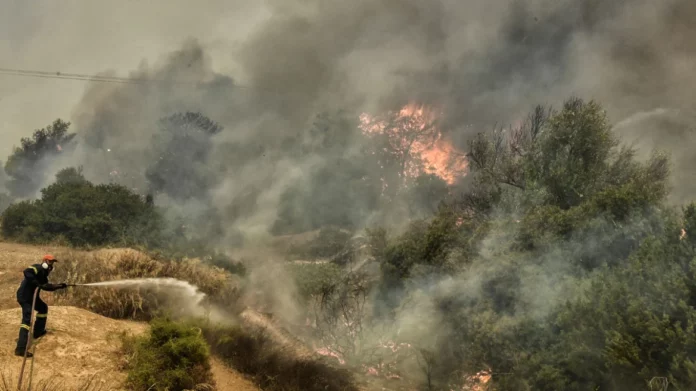 Μάχες με τις φλόγες σε Κορινθία, Ρόδο και Δυτική Αττική – Ετοιμότητα στο Λιμενικό για εκκενώσεις (VIDEO-ΦΩΤΟ)