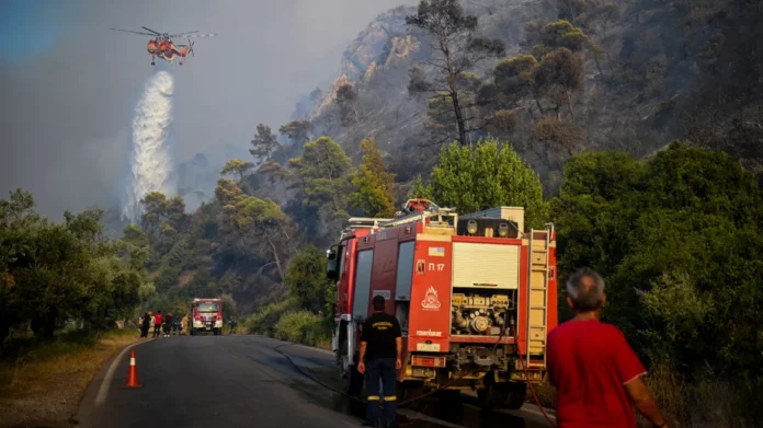 Φωτιά σε Κέρκυρα, Κάρυστο, Ρόδο: Συνεχίζεται η μάχη – Εκκενώθηκαν οικισμοί