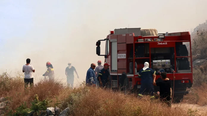 Μεγάλη αναζωπύρωση στην Κάρυστο, εκκενώθηκε οικισμός – Μάχη με τις φλόγες σε Ρόδο και Κέρκυρα