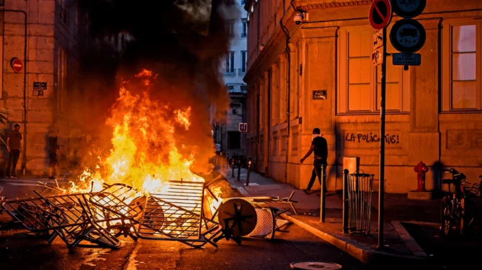 Γαλλία: Ένα βήμα πριν την κήρυξη κατάστασης έκτακτης ανάγκης – Τι προκάλεσε το τεράστιο κύμα βίας