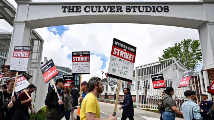 Μεγάλη απεργία σεναριογράφων και ηθοποιών παραλύει το Χόλιγουντ