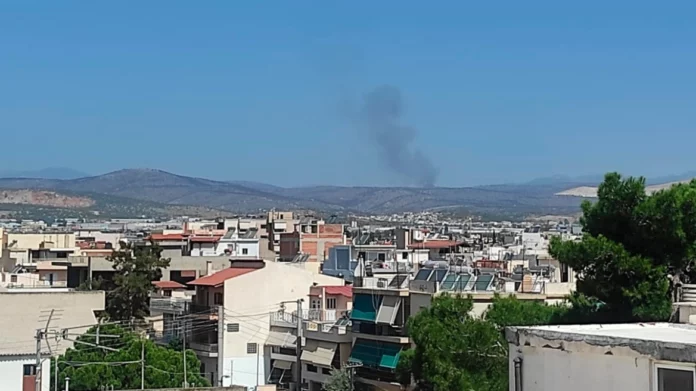 Υπό έλεγχο η φωτιά στη Μάνδρα μετά την αναζωπύρωση στο Καραούλι