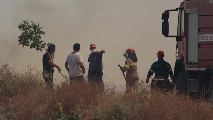 Φωτιά στην Κέρκυρα: Καλύτερη η εικόνα – Επιστρέφουν σταδιακά στα ξενοδοχεία τους οι τουρίστες