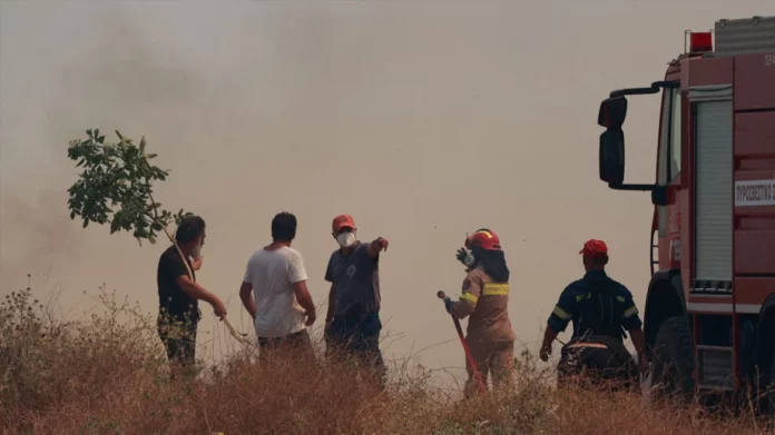 Ανεξέλεγκτη η φωτιά στην Κέρκυρα – Εκκενώνεται η περιοχή Λούτσες