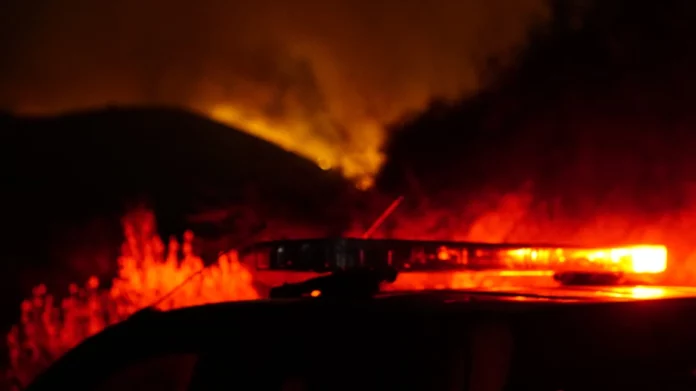 Νύχτα αγωνίας στην Κέρκυρα – Υπό εκκένωση 15 οικισμοί στη βορειοανατολική πλευρά – Εγκαταλείπουν δια θαλάσσης