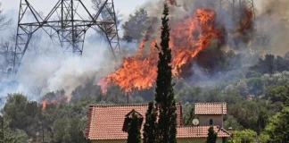 Μεγάλη φωτιά κοντά σε σπίτια στον Κουβαρά Αττικής – Εκκένωση σε Λαγονήσι, Σαρωνίδα και Ανάβυσσο