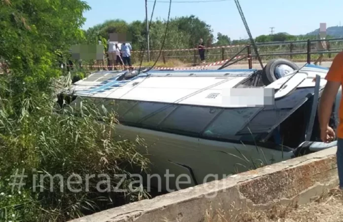 Ζάκυνθος: Τουριστικό λεωφορείο έπεσε μέσα σε γεφύρι στην Αγριλιά (φωτο)