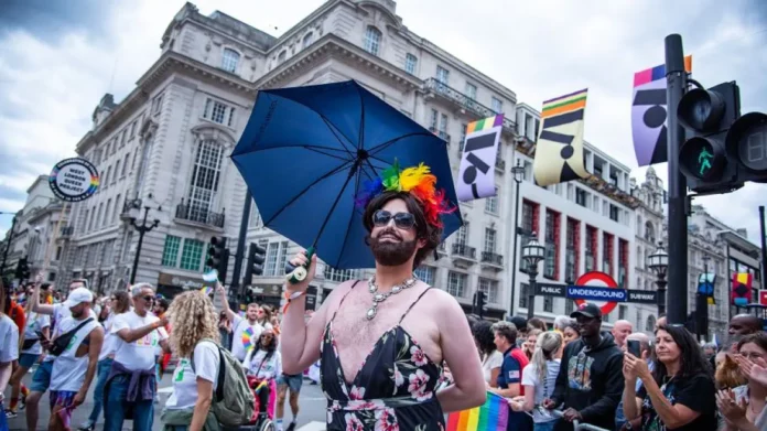 Λονδίνο: Ακτιβιστές «μπλόκαραν» το Pride, επειδή λένε ότι οι χορηγοί του μολύνουν τον πλανήτη – Επτά συλλήψεις (VIDEO)