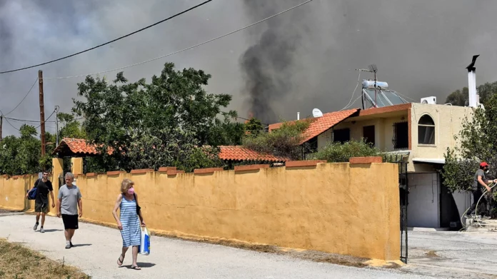 Φωτιά σε Σαρωνίδα και Λουτράκι: Μάχη με τις φλόγες – Δεν πέρασε την εθνική οδό το μέτωπο