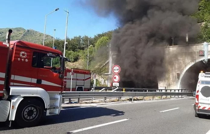Ιταλία: Στις φλόγες λεωφορείο σε σήραγγα κοντά στη Γένοβα – Σώοι οι επιβάτες αλλά πολλοί με αναπνευστικά προβλήματα Ιταλία: Στις φλόγες λεωφορείο σε σήραγγα κοντά στη Γένοβα – Σώοι οι επιβάτες αλλά πολλοί με αναπνευστικά προβλήματα
