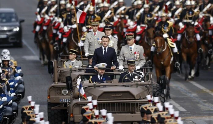 Γιούχαραν τον Μακρόν στην παρέλαση για την Ημέρα της Βαστίλης