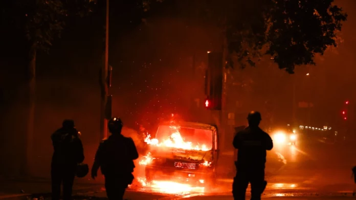 Γαλλία: «Δεν είναι ταραχές, είναι πόλεμος» λέει ο αρχηγός της αστυνομίας στην πόλη όπου επιτέθηκαν στο σπίτι του δημάρχου