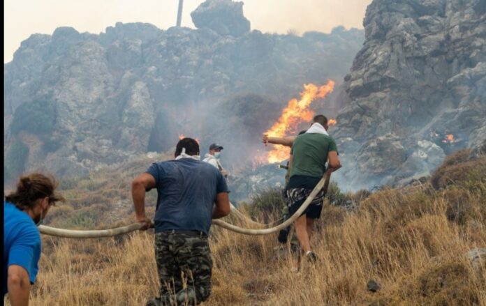Πρώτο θέμα στα βρετανικά ΜΜΕ η καταστροφική πυρκαγιά στη Ρόδο