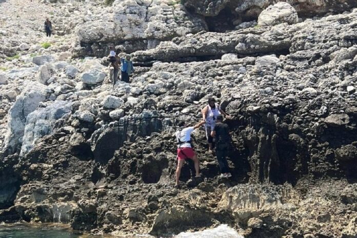 Σάμος: Διάσωση 18 μεταναστών στο Καρλόβασι – Κάλεσαν το 112