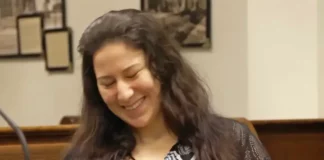 Αμερικανίδα που αποκεφάλισε τον εραστή της και ασέλγησε στη σορό του… γελά και χειρονομεί στο δικαστήριο!