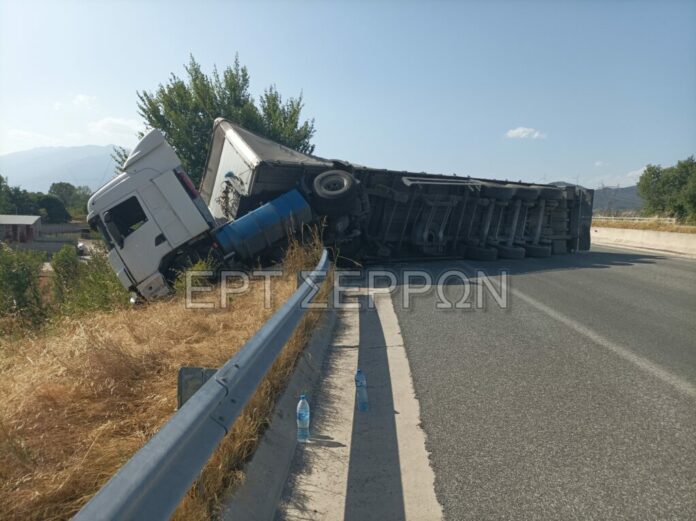 Ανετράπη τριαξονική νταλίκα στην Εγνατία Οδό – Ένας τραυματίας