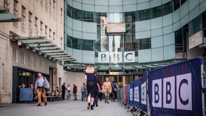 BBC: Θρίλερ η υπόθεση του παρουσιαστή του BBC που πλήρωσε ανήλικο για γυμνές φωτογραφίες