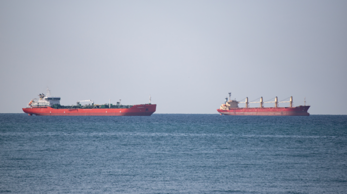 Η Μόσχα διαβεβαιώνει ότι δεν σχεδιάζει επιθέσεις σε εμπορικά πλοία στη Μαύρη Θάλασσα