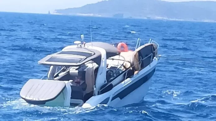 Λιμενικό: Η διάσωση των οκτώ ατόμων από το ταχύπλοο που βυθιζόταν μεταξύ Πειραιά και Αίγινας – (VIDEO)