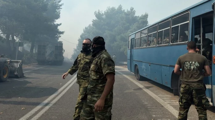 Μπήκαν στη μάχη της αντιμετώπισης των πυρκαγιών οι Ένοπλες Δυνάμεις – Συντονισμός με την Πυροσβεστική