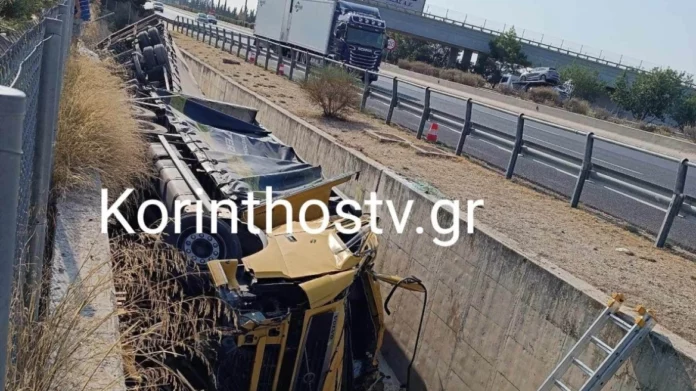 Ασπρόπυργος: Νταλίκα έκανε βουτιά από ύψος 10 μέτρων και έπεσε σε κανάλι (βίντεο)