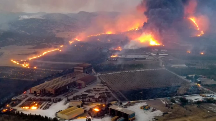 Βόλος: Drone κατέγραψε το εφιαλτικό σκηνικό με τις φωτιές γύρω από τη ΒΙΠΕ Βόλου